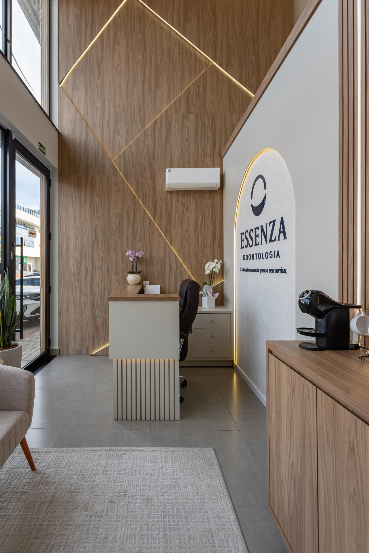 Sala de espera da Essenza Odontologia com poltrona e ambiente acolhedor